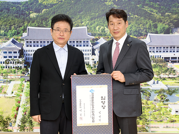 김남일(사진 오른쪽) 경북문화관광공사 신임 사장이 이철우 경북도지사로부터 임명장을 받고 있다.