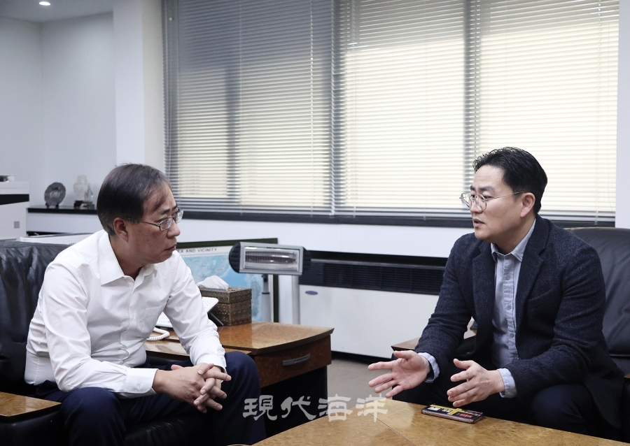 박준영 한중카페리협회장(왼쪽)과 최용석 협회 국장이 업무 협의를 하고 있다.
