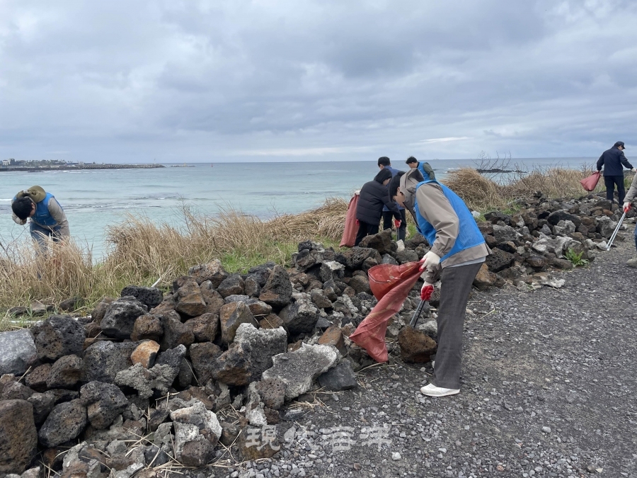 2024 제주바다 '사랑海 쓰담海' 캠페인 참여자가 해변에서 쓰레기를 줍고 있다.